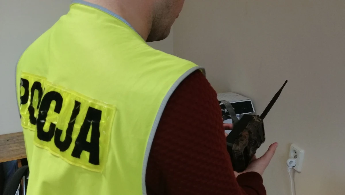 Niecodzienna historia z Kwidzyna. Mężczyzna nagrał włamanie do swojego garażu. Kiedy zgłosił się na policję, okazało się, że uwiecznił włamanie fotopułapką, którą sam wcześniej ukradł z lasu.