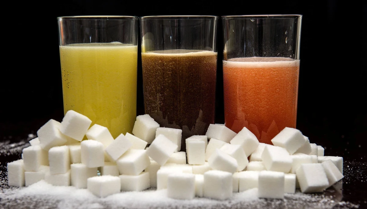 Projekt ustawy o dodatkowych opłatach za napoje z substancjami słodzącymi oraz alkohole w opakowaniach o małej objętości, tzw. małpki, został przyjęty przez Radę Ministrów - poinformował PAP wiceminister zdrowia Janusz Cieszyński. Podkreślił, że teraz rządowi zależy, by projekt szybko trafił do Sejmu i zaczął obowiązywać już od kwietnia.