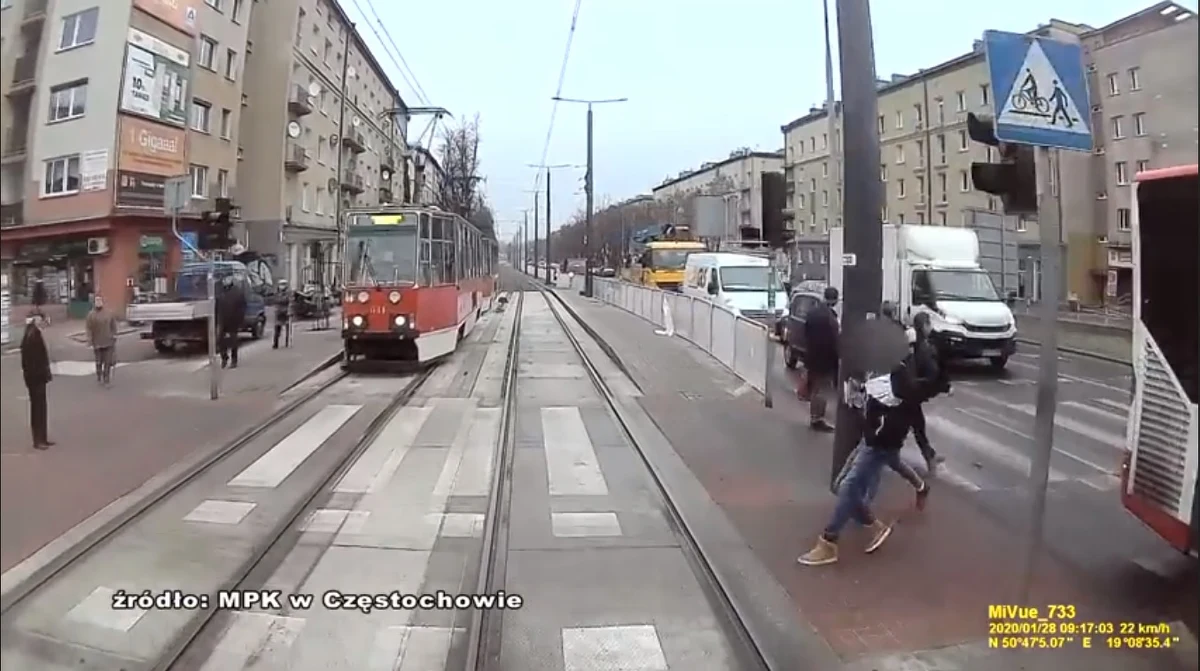 MPK w Częstochowie udostępniło nagranie z wypadku, do którego doszło 28 stycznia przy skrzyżowaniu alei Pokoju i Wojska Polskiego. Widać na nim jak kobieta w ciąży i mężczyzna biegną wprost pod jadący tramwaj. Mężczyzna w ostatniej chwili odskakuje w bezpieczne miejsce, kobieta zostaje potrącona. 