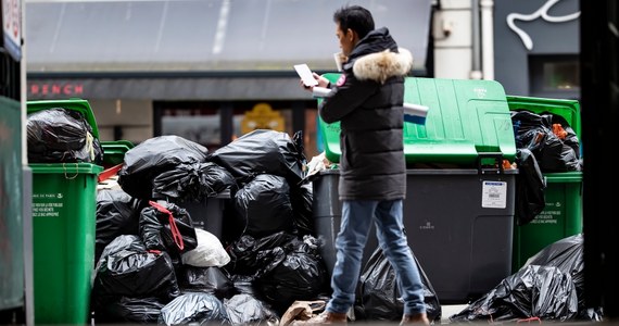 W Paryżu i Marsylii śmieci zalewają ulice oraz reprezentacyjne centra miast. Sytuację tę powoduje strajk pracowników firm wywożących i przetwarzających odpady przeciwko reformie emerytalnej administracji prezydenta Emmanuela Macrona.