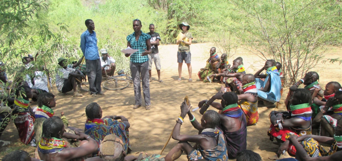 Bez konkurencji nie ma współpracy, przekonują badacze z Arizona State University. Wyniki przeprowadzonych w Kenii badań potwierdziły, że konkurencja między różnymi grupami, czy plemionami jest czynnikiem decydującym o potrzebie współpracy wewnątrz grupy. Więzi kulturowe są przy tym ważniejsze od wielu innych czynników. Pisze o tym w najnowszym numerze czasopismo "Nature Communications". Autorzy pracy przyznają, że ten mechanizm pomaga współpracować w mniejszych społecznościach, równoczesnie utrudnia porozumienie w skali globalnej.