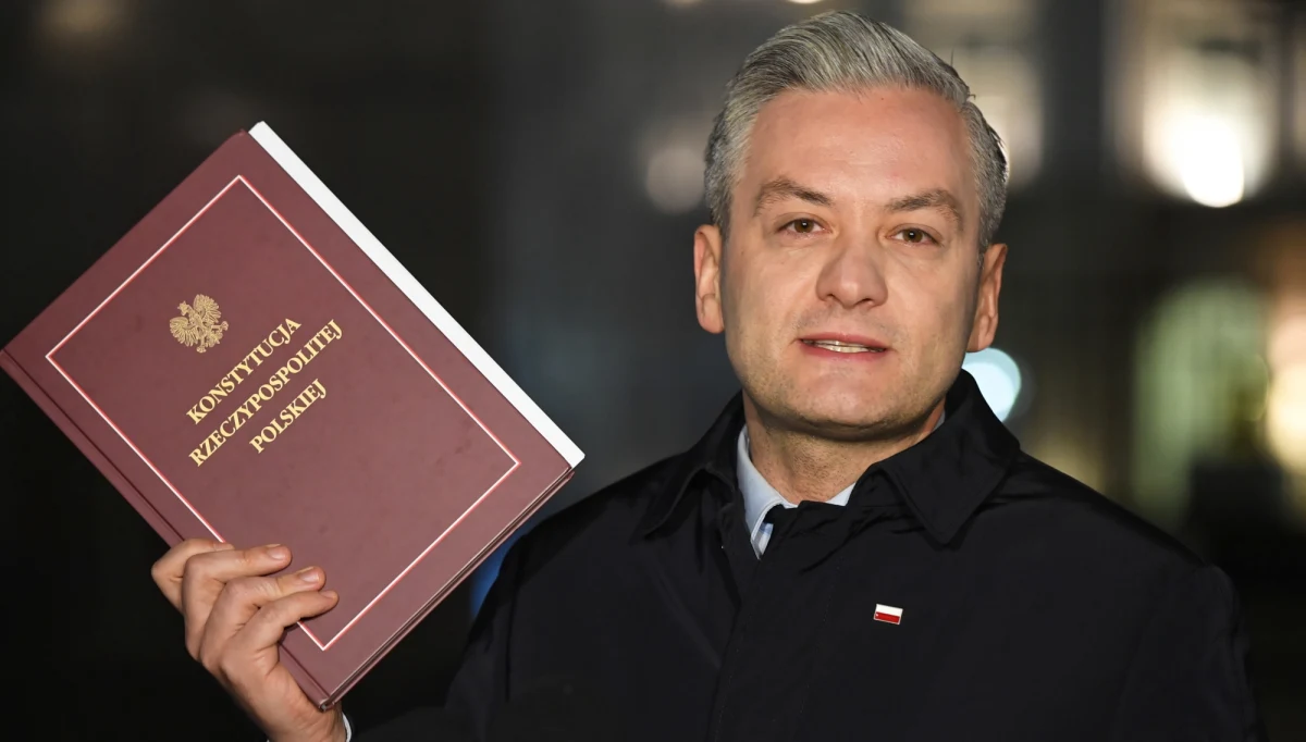 4 lutego 2020 roku przejdzie do polskiej historii jako moment, w którym konstytucja, której prezydent suwerennego demokratycznego kraju powinien bronić, przegrała z legitymacją partyjną - powiedział europoseł i kandydat Lewicy na prezydenta Robert Biedroń. 