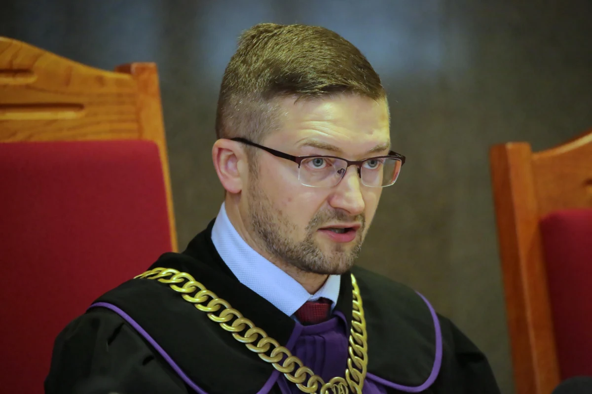 Sędzia Paweł Juszczyszyn napisał na portalu społecznościowym, że w środę w Sądzie Okręgowym w Olsztynie zamierza przystąpić do rozpoznania w składzie trzech sędziów sprawy odwoławczej. Jak poinformował w mediach społecznościowych zawieszony sędzia: "Izba Dyscyplinarna Sądu Najwyższego nie jest sądem w rozumieniu prawa Unii Europejskiej, a przez to nie jest sądem w rozumieniu prawa krajowego". Juszczyszyn został dzisiaj zawieszony w czynnościach sędziego przez Izbę Dyscyplinarną SN w II instancji. Złożenie interpelacji w tej sprawie do Zbigniewa Ziobry zapowiedział poseł Andrzej Szejna.