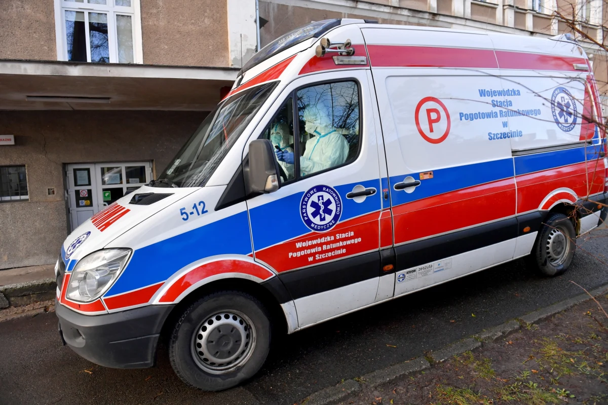 Około 30-letni mężczyzna trafił do szpitala przy ul. Arkońskiej w Szczecinie po tym, jak źle się poczuł na lotnisku w Goleniowie. Mężczyzna studiuje w Chinach. Ze względu na zagrożenie koronawirusem został przewieziony na oddział zakaźny.  Wdrożyliśmy wszystkie procedury - mówi Onetowi Krzysztof Domagalski, rzecznik lotniska.