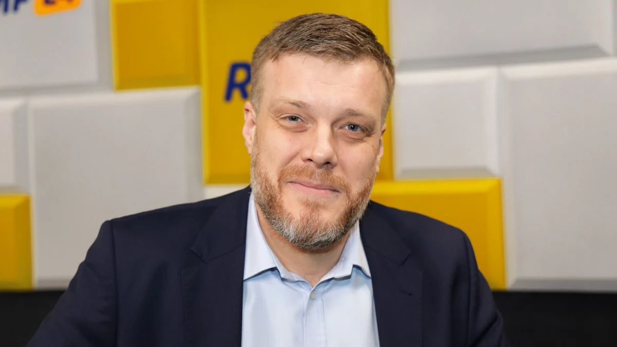 "Czekam z utęsknieniem, jak ruszy kampania wyborcza, bo dopiero wtedy zacznie być ciekawie. O godz. 14 zostanie przedstawiony skład sztabu Roberta Biedronia" - zapowiadał w Porannej rozmowie w RMF FM Adrian Zandberg. "SLD to była partia o zróżnicowanej historii, miała swoje dni chwały - jak wtedy, kiedy wprowadziła Polskę do UE, miała też rzeczy, których po latach jej członkowie się wstydzili" - tak lider Partii Razem mówił o wczorajszej zmianie statutu SLD. "Nigdy nie ukrywałem tego, że moja ocena rządu Leszka Millera była oceną krytyczną. To, że koalicja mogła powstać, że udało się zbudować listę Lewicy, jest wynikiem tego, że ci, którzy w tym momencie kierują SLD, potrafili krytycznie spojrzeć na własną przeszłość" - podkreślał gość Roberta Mazurka. Na pytanie, czy Olga Tokarczuk powinna zapłacić podatek od Nobla, Zanberg stwierdził, że odpowiedź jest prosta: "tak". "Rozsądniejsze byłoby to, żeby wszyscy w systemie podatkowym byli traktowani równo" - uzasadnił. 