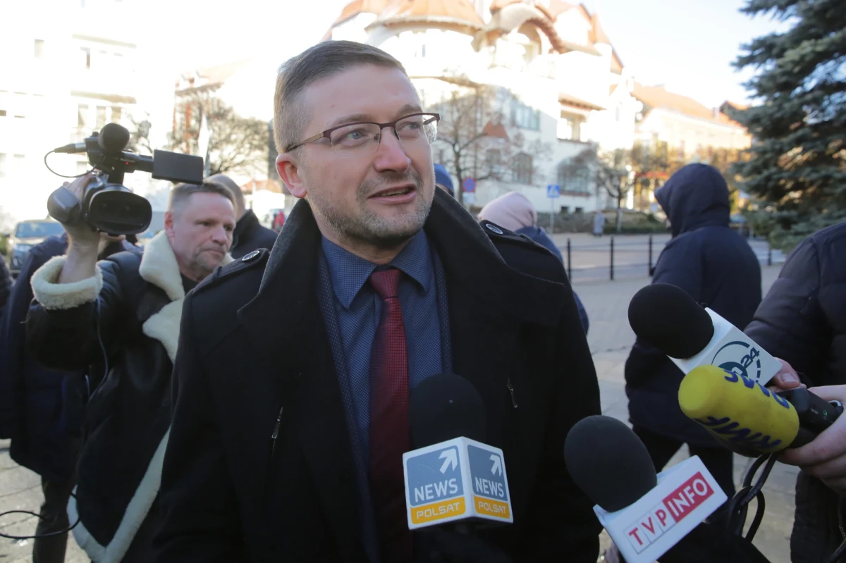 Sędzia Paweł Juszczyszyn, którego Izba Dyscyplinarna Sądu Najwyższego zawiesiła we wtorek w czynnościach, przyszedł dziś do olsztyńskiego sądu. Jak zapowiadał wcześniej na portalu społecznościowym, zamierzał przystąpić do rozpoznania sprawy. Rzecznik olsztyńskiego sądu okręgowego poinformował jednak, że z powodu choroby innego sędziego zdjęto z wokandy siedem spraw, w tym tę, w której miał orzekać Juszczyszyn. "W tej sytuacji dziś nie mam faktycznej możliwości orzekania" - przyznał sędzia.