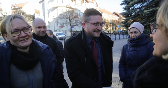 "Sędzia Juszczyszyn jest w prawie, aby stosować się do uchwały trzech Izb Sądu Najwyższego i nie uznawać rozstrzygnięcia Izby Dyscyplinarnej, która we wtorek zawiesiła go w obowiązkach sędziego" - powiedział Rzecznik Praw Obywatelskich Adam Bodnar.
