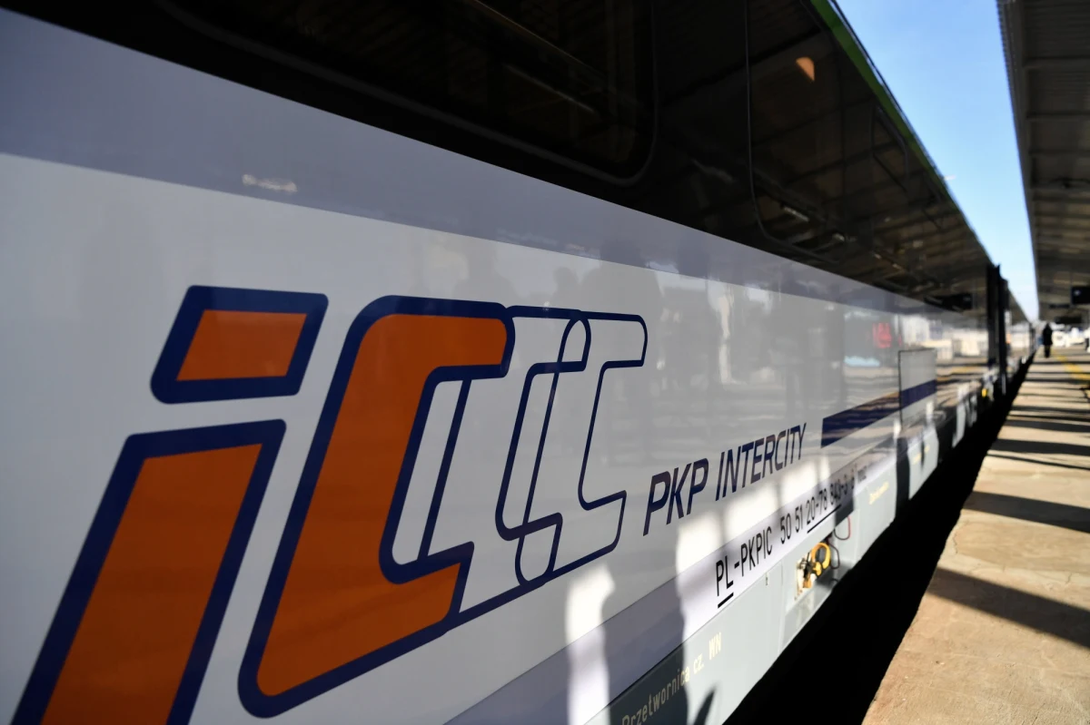 PKP Intercity wycofało do odwołania wagony dla osób niepełnosprawnych na trasie między Warszawą i Bydgoszczą. O problemie powiadomił nas słuchacz, pan Jacek, który w piątek 31 stycznia, chciał przyjechać do stolicy razem z córką poruszającą się na wózku. Do tej pory rodzina często korzystała z przystosowanych do przewozu osób niepełnosprawnych składów FLIRT. W piątek usłyszeli, że do trzeciego marca takie pociągi nie będą kursować.