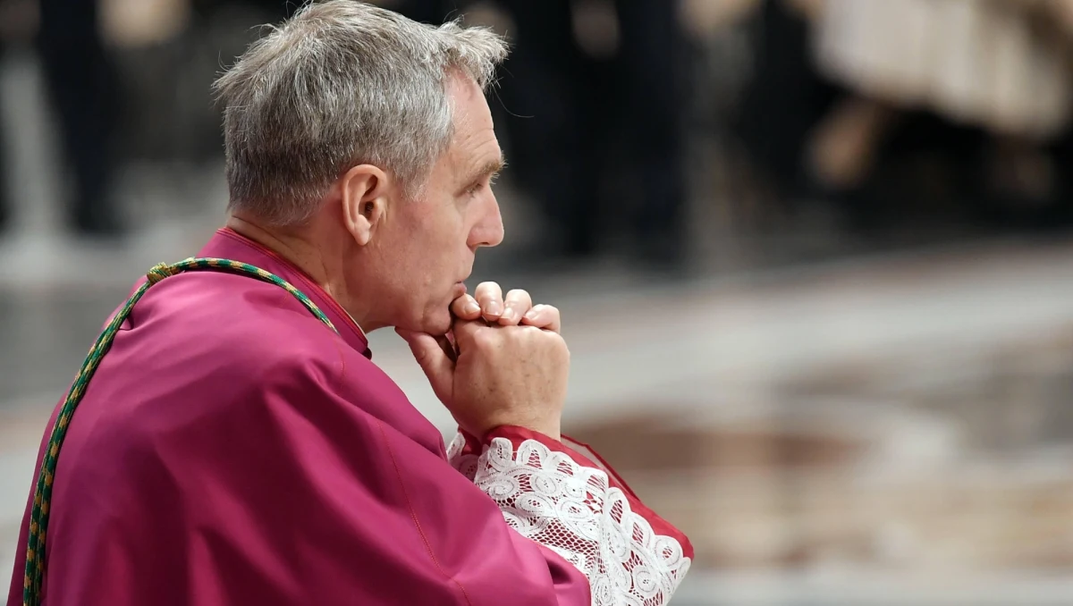 Papież Franciszek udzielił osobistemu sekretarzowi emerytowanego papieża Benedykta XVI, abp. Georgowi Gaensweinowi urlopu na czas nieokreślony. To prawdopodobnie pokłosie kontrowersji wokół książki kard. Roberta Saraha o celibacie - podał tygodnik "Tagespost". Watykan zdementował tę informację.