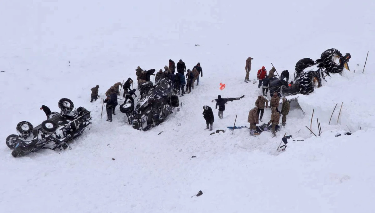 Co najmniej 38 zginęło w dwóch lawinach, które we wtorek i środę zeszły we wschodniej Turcji, niedaleko granicy z Iranem - poinformowały tureckie władze. Większość ofiar śmiertelnych to ratownicy, którzy mieli ratować ludzi z zasypanego śniegiem minibusa.