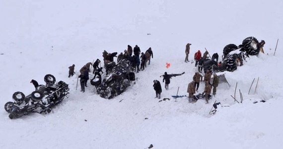 Co najmniej 38 zginęło w dwóch lawinach, które we wtorek i środę zeszły we wschodniej Turcji, niedaleko granicy z Iranem - poinformowały tureckie władze. Większość ofiar śmiertelnych to ratownicy, którzy mieli ratować ludzi z zasypanego śniegiem minibusa.