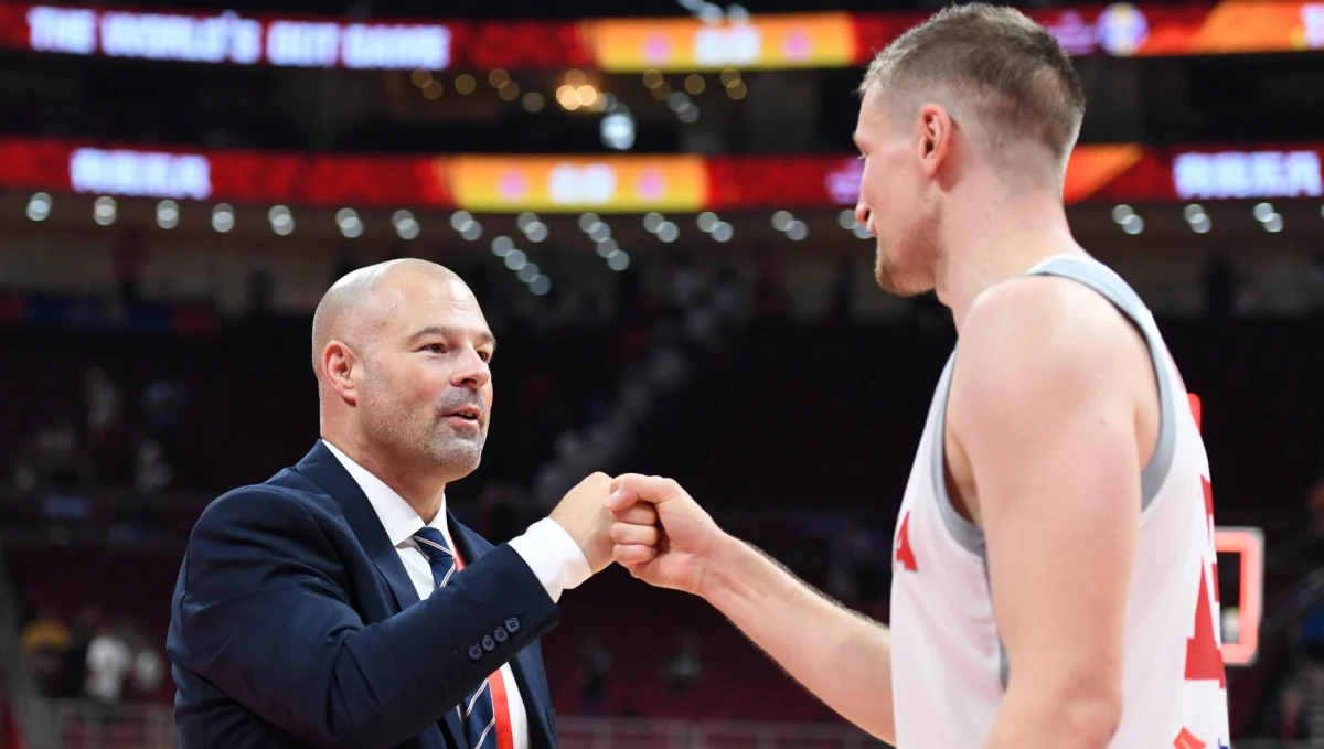 Ciąg dalszy konfliktu w kadrze koszykarskiej.  Po wczorajszym oświadczeniu kapitana Adama Waczyńskiego, w którym ten opisał konflikt z szefem PZKosz Radosławem Piesiewiczem, do sprawy odniósł się trener Mike Taylor. 