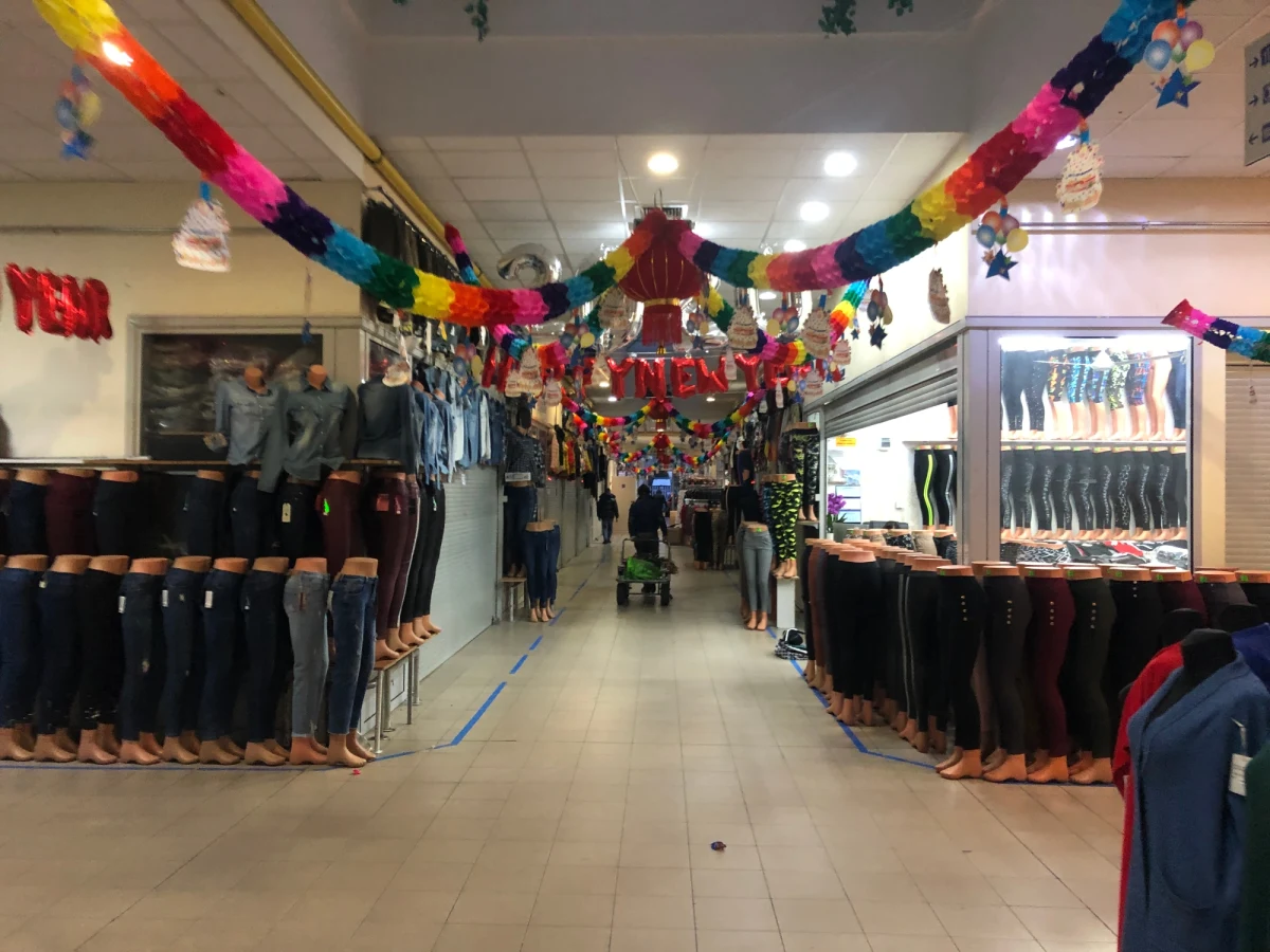 ​Chińczycy i Wietnamczycy z maseczkami na twarzach. Plakaty z instrukcjami, jak zmniejszyć ryzyko zakażenia koronawirusem. Tak wyglądają ulice położonej 25 kilometrów od Warszawy Wólki Kosowskiej w gminie Lesznowola. Właśnie tam działa Chińskie Centrum Handlowe, które skupia hurtowników z państw dalekiej Azji. Dziennikarz RMF FM Michał Dobrołowicz rozmawiał z pracującymi tam Polakami o tym, jak tam odbierane są doniesienia o koronawirusie z Chin.