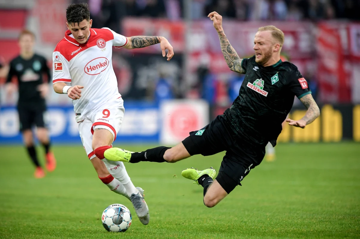 Dawid Kownacki uszkodził na treningu więzadło w kolanie i w poniedziałek (10.02) przejdzie operację. Klub Fortuna Duesseldorf nie poinformował ile może potrwać jego przerwa w grze. Kownacki urazu doznał przed wtorkowym (04.02) meczem Pucharu Niemiec z Kaiserslautern (5:2). W tym sezonie napastnik wystąpił w 18 spotkaniach Bundesligi i nie zdobył żadnej bramki. Potencjalnie długa przerwa i rehabilitacja po operacji więzadeł może oznaczać, że reprezentant Polski nie zdąży przygotować się do mistrzostw Europy.