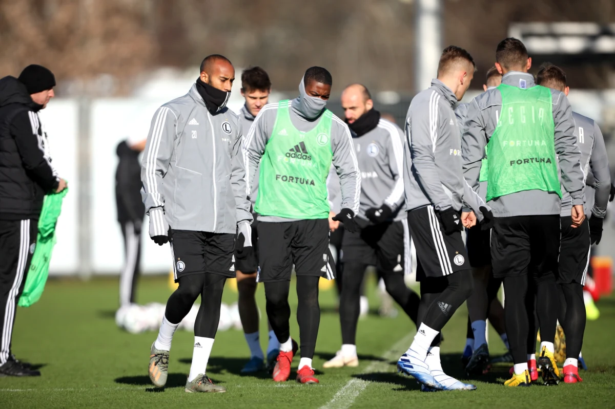 Legia Warszawa to lider Ekstraklasy. Cel drużyny na wiosenną część sezonu to oczywiście zdobycie tytułu. "Na zgrupowaniu w Turcji wykonaliśmy dobrą pracę. Zespół jest na dobrej drodze, by odpowiednio zaprezentować się w pierwszym meczu" - przekonuje obrońca Michał Karbownik. Skrzydłowy Paweł Wszołek przyznaje, że odejście Jarosława Niezgody to strata, ale zaznacza, że w Legii ma kto strzelać bramki: "Treningi pokazały, że możemy być o to spokojni" - ocenia Wszołek.