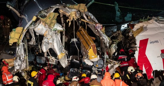 Do trzech wzrosła liczba ofiar śmiertelnych wypadku samolotu pasażerskiego na lotnisku w Stambule - poinformował w nocy ze środy na czwartek turecki minister zdrowia Fahrettin Koca. Boeing 737 po wylądowaniu wypadł z pasa i rozpadł się na trzy części.