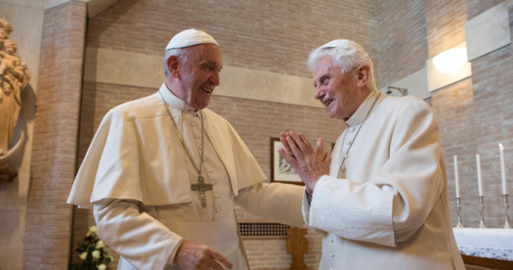 Przyczyną nieobecności prefekta Domu Papieskiego i osobistego sekretarza Benedykta XVI, abpa Georga Gaensweina u boku Franciszka może być stan zdrowia emerytowanego papieża - twierdzi portal "il Sismografo". Podkreśla, że papież może czuć się coraz gorzej. 
