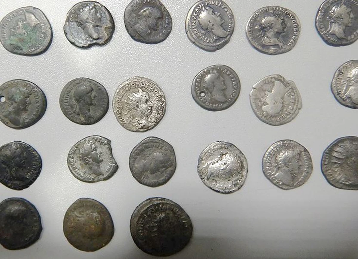 Ponad 440 numizmatów pochodzących z XVII-XIX w. znaleźli  funkcjonariusze KAS z drogowego przejścia granicznego w Dorohusku. Nielegalnie wwożone do Polski zabytkowe obiekty ukryte były w laptopie.