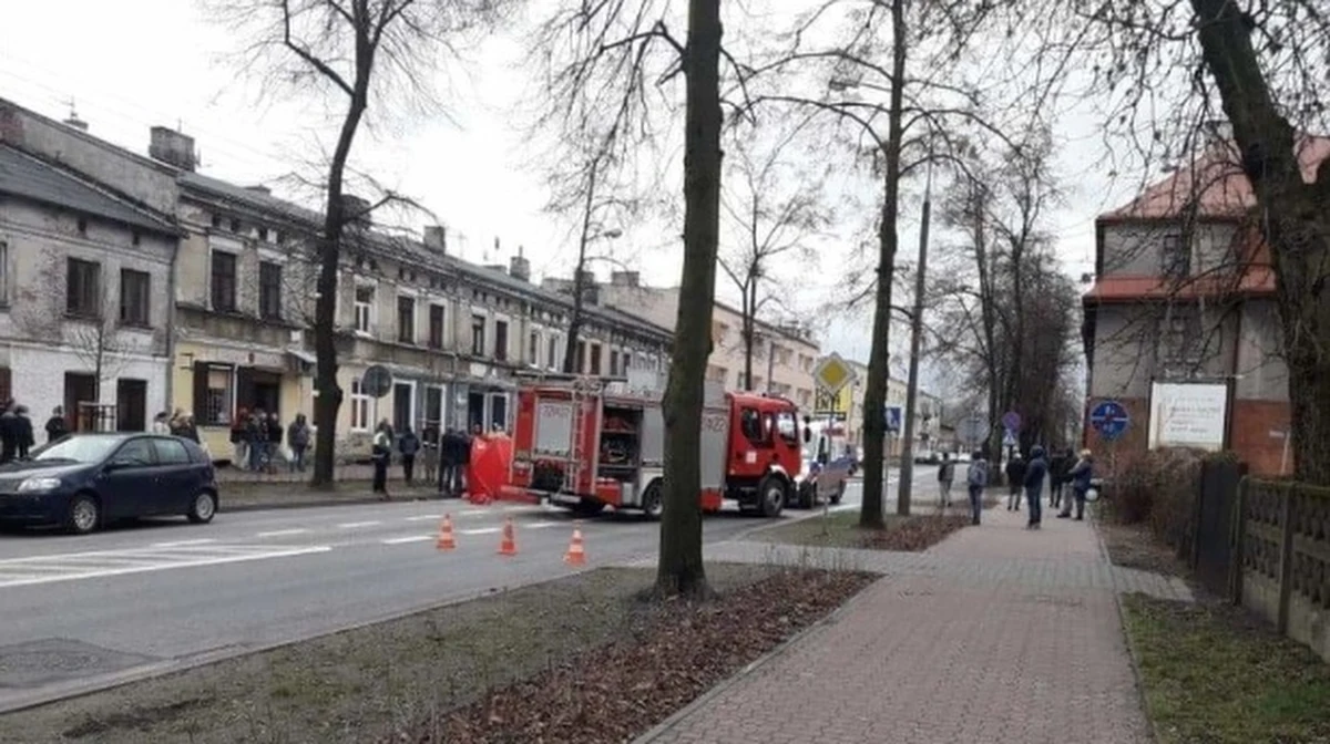 Zarzut spowodowania wypadku ze skutkiem śmiertelnym usłyszał 74-letni mężczyzna, który na pasach w Żyrardowie potrącił matkę z dwojgiem dzieci - dowiedział się reporter RMF FM Krzysztof Zasada. 10-letnia dziewczynka zmarła w szpitalu. Stan 3-latka jest ciężki. 