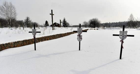 W Baryszu krewni ofiar ustawili z własnych funduszy niewielki grobowiec. Jednak w innych miejscach nie ma nawet skromnych krzyży z tabliczkami. Sprawa ta została całkowicie zaniedbana przez kolejnych szefów polskiego MSZ. (…) Z kolei w Czortkowie władze ukraińskie postawiły okazały pomnik, ale nie ofiarom ludobójstwa w Baryszu, lecz – uwaga! - jego sprawcy Petro Chamczukowi ps. "Bystry". Najpierw służył on w Armii Czerwonej, później w policji niemieckiej, a następnie w UPA. Prawdziwy "heroj"!