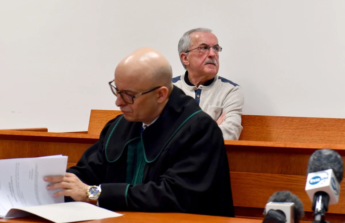 20 złotych grzywny za zjedzenie śliwki w czekoladzie ma zapłacić emeryt ze Szczecina. Kołobrzeski sąd rejonowy uznał go winnym kradzieży cukierka w jednym z nadmorskich dyskontów. To już drugi wyrok w tej – zdawałoby się - błahej sprawie. Sędzia argumentowała jednak, że bez względu na zamiar i wartość przedmiotu, oskarżony nie miał prawa zachować się, jakby towar należał do niego. 70-latek oprócz grzywny musi zapłacić 100 złotych kosztów procesu - za te pieniądze mógłby kupić 300 śliwek w czekoladzie.