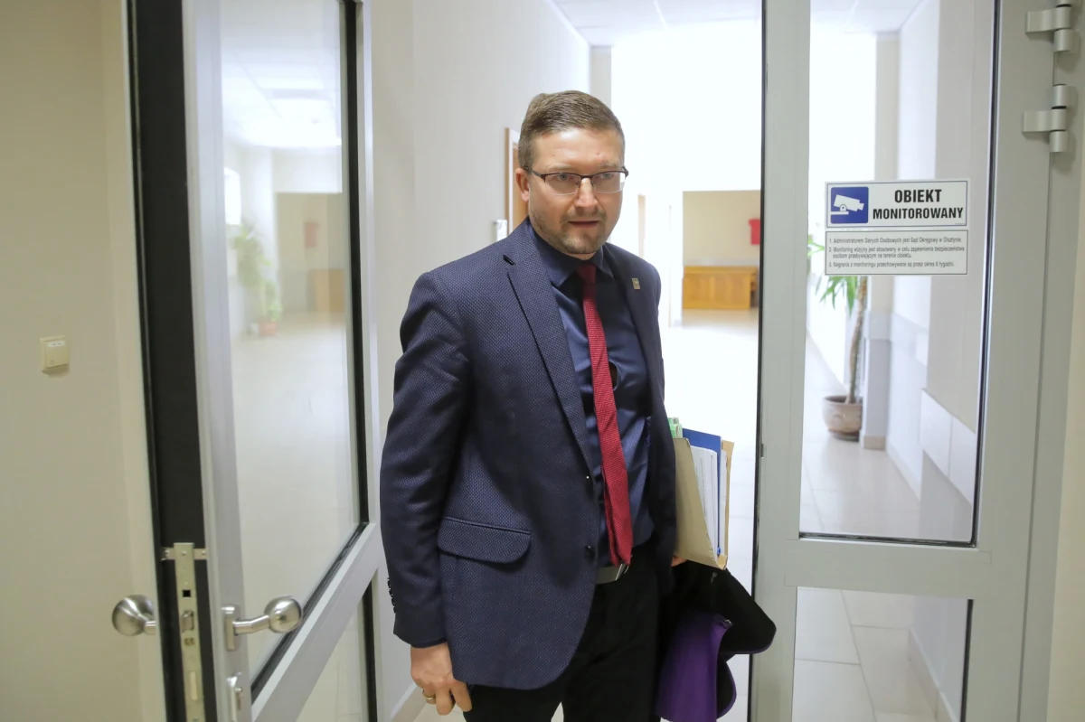 Sędzia Paweł Juszczyszyn, który został zawieszony przez Izbę Dyscyplinarną SN, zapowiedział, że zamierza codziennie przychodzić do sądu. Zaznaczył jednak, że jeśli nadal nie będzie miał żadnych zadań do wykonania, to można zastanawiać się, czy będzie to miało sens.