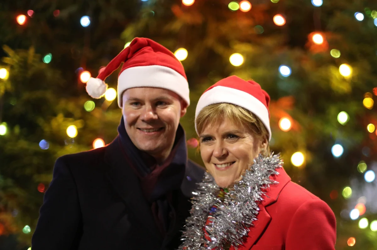 Skandal wokół szkockiego ministra finansów. Derek Mackay podał się do dymisji na kilka godzin przed przedstawieniem budżetu na nowy rok. Powodem są ujawnione przez media wiadomości, jakie Mackay wysyłał do 16-letniego chłopca. Pisał do niego na Facebooku i Instagramie. W ciągu sześciu miesięcy wysłał mu setki wiadomości. 