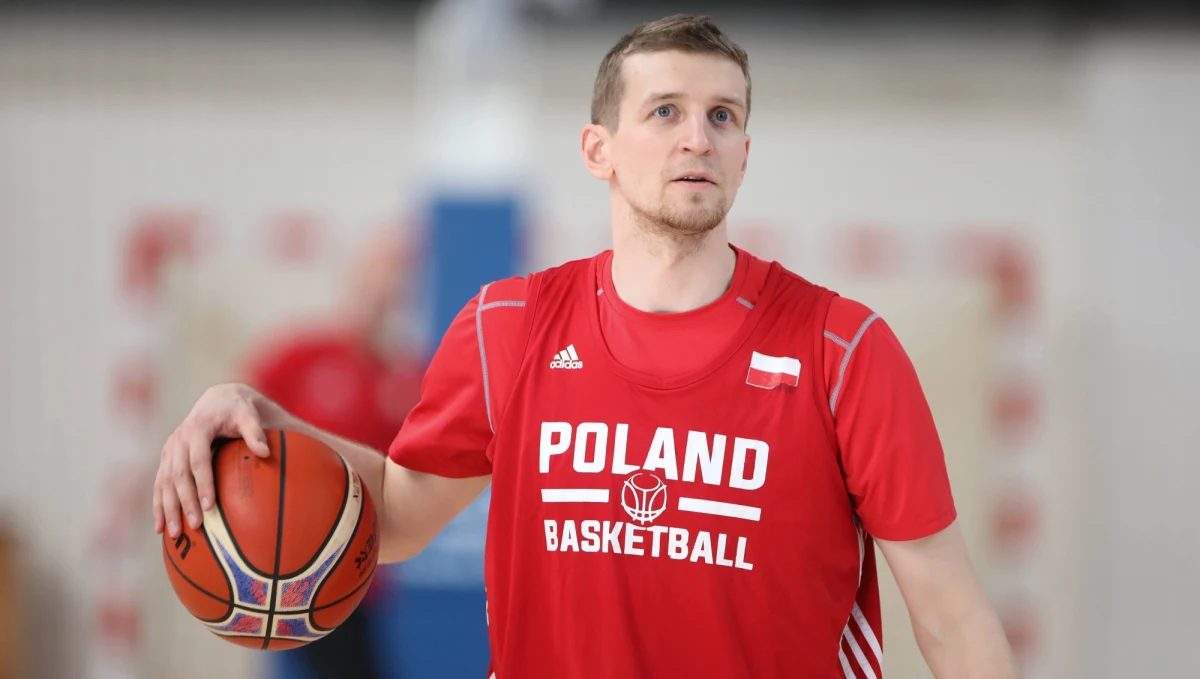 Trwa w najlepsze przepychanka medialna między koszykarzem Adamem Waczyńskim, a prezesem związku Radosławem Piesiewiczem i trenerem reprezentacji Mike’em Taylorem. Tym razem, drugie oświadczenie wydał sam zawodnik.