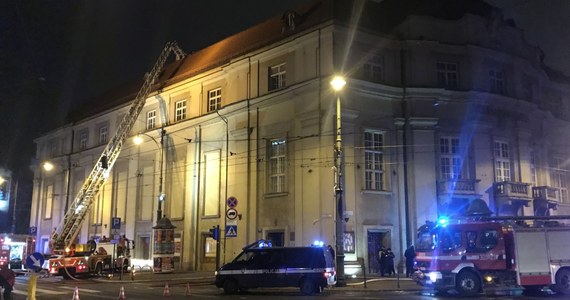 Pożar budynku filharmonii w Krakowie. Na miejsce przybyło kilka zastępów straży pożarnej, które rozpoczęły walkę z ogniem. Sytuacja jest już opanowana.