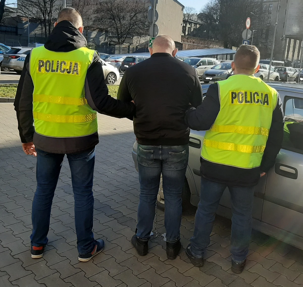 Zarzuty niezatrzymania się do kontroli pomimo poleceń wydawanych przez policjantów, stosowania wobec nich przemocy oraz znieważenia jednego z nich usłyszał 36-latek, który we wtorek uciekał przed policją wypożyczonym BMW. Policjanci zatrzymali samochód, strzelając w opony. 