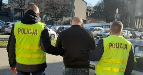 Zarzuty niezatrzymania się do kontroli pomimo poleceń wydawanych przez policjantów, stosowania wobec nich przemocy oraz znieważenia jednego z nich usłyszał 36-latek, który we wtorek uciekał przed policją wypożyczonym BMW. Policjanci zatrzymali samochód, strzelając w opony. 