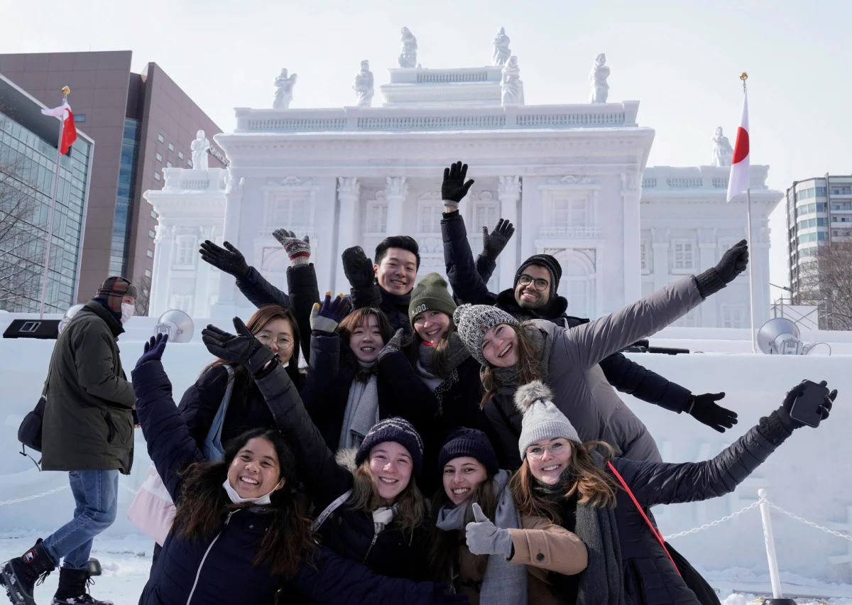 Budowano je miesiąc, a odwzorowanie detali może zachwycać – mowa o rzeźbach Pałacu na Wyspie i Pomnika Chopina, które powstały z okazji Festiwalu Śniegu odbywającego się w... Japonii. Lodowo-śnieżne repliki charakterystycznych dla Łazienek Królewskich zabytków można zobaczy w Sapporo.