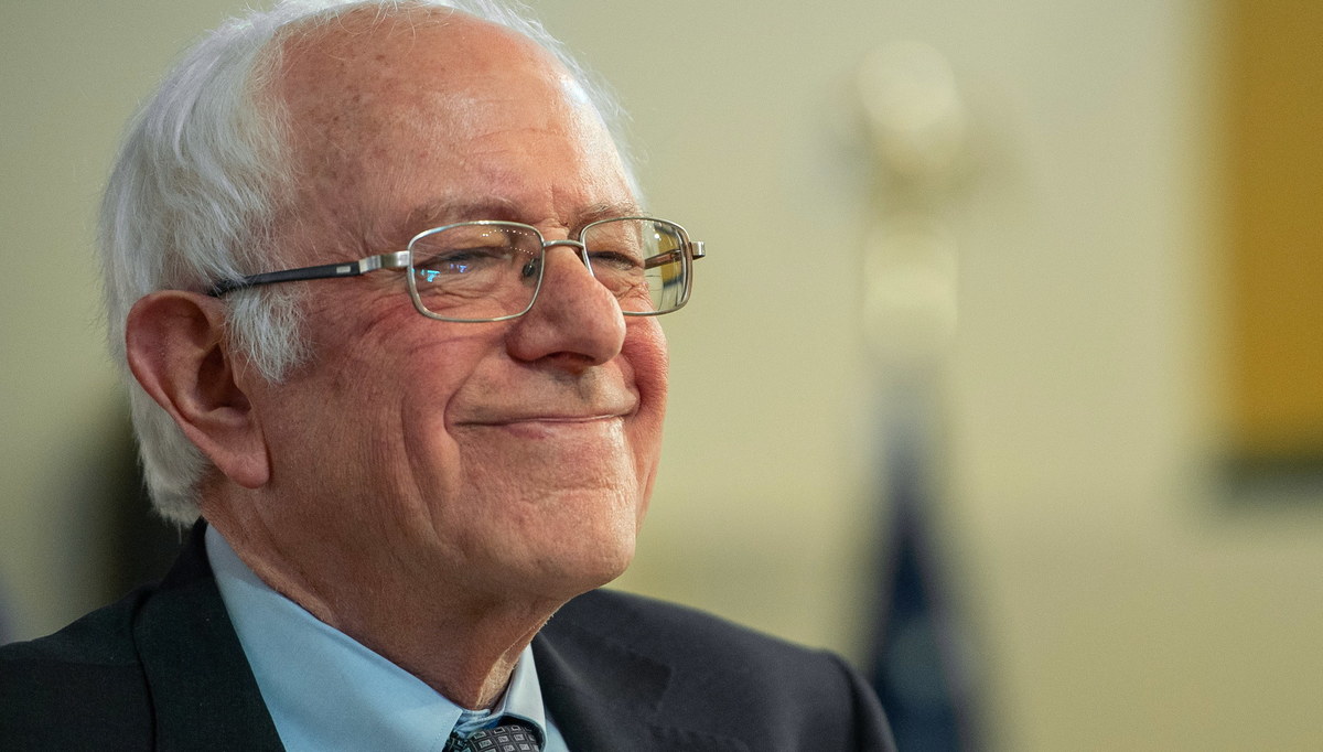 Bernard Sanders - weteran sceny politycznej, wieloletni przedstawiciel Izby Reprezentantów, a później senator ze stanu Vermont. Bohater progresywnego ruchu w USA i człowiek, który przez wiele lat nie był formalnie zrzeszony z Partią Demokratyczną, ale był senatorem niezależnym. Niespodziewany bohater kampanii wyborczej w 2016 roku.