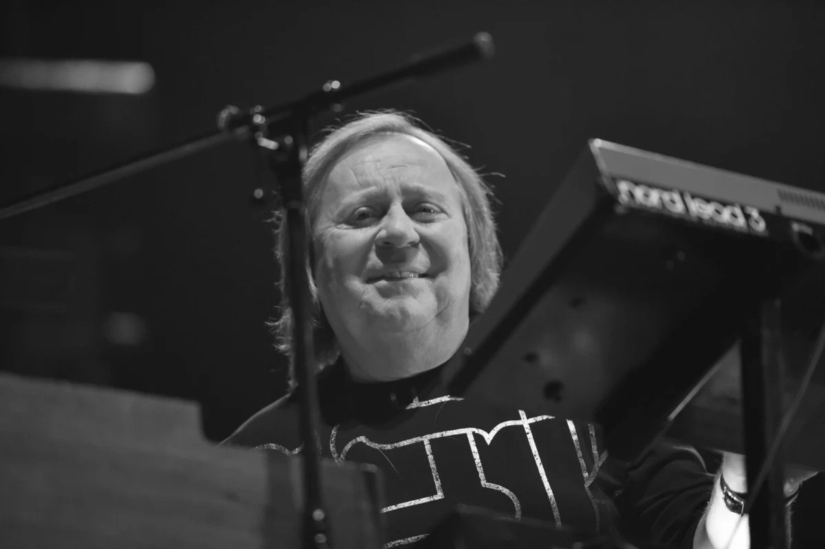 Nie żyje muzyk Romuald Lipko, lider Budki Suflera - poinformował zespół. Kompozytor, multiinstrumentalista, autor wielu polskich przebojów zmagał się z chorobą nowotworową. Miał  69 lat.