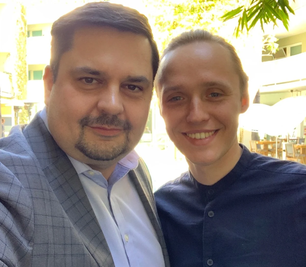 "Mojej mamie się śniło, że dostałem Oscara dla najładniejszego chłopaka, że dali mi nagrodę, bo byłem najmilszy"– śmieje się Bartosz Bielenia, odtwórca głównej roli w filmie "Boże Ciało" Jana Komasy. O szansach na Oscara, ale i o snach opowiedział w rozmowie z naszym amerykańskim korespondentem Pawłem Żuchowskim. Zdradził też, że w czasie pobytu w USA rozmawiał z wieloma osobami z branży filmowej i otworzyły się przed nim nowe możliwości. 