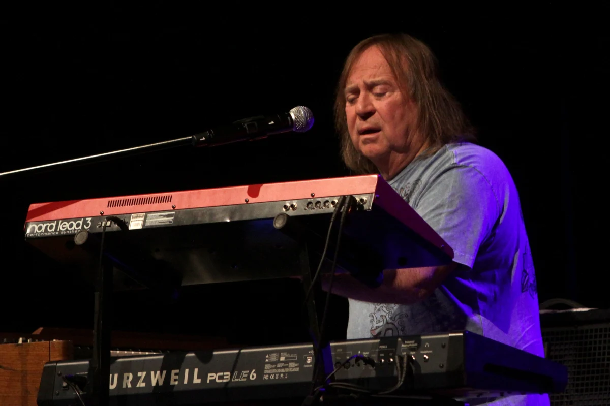 W samo południe na lubelskim ratuszu flagi zostały opuszczone do połowy masztu na znak żałoby po śmierci Romualda Lipko. Oprócz tradycyjnego hejnału miejskiego hejnalista odegrał również "Ciszę" oraz "Jolka, Jolka pamiętasz". Lider Budki Suflera od lat był związany z Lublinem. Zmarł w nocy w wieku 69 lat. Kompozytor, multiinstrumentalista, autor wielu polskich przebojów zmagał się z chorobą nowotworową. "Romek miał dar - nawet jeżeli to się działo nieświadomie, czynienia życia innych ludzi pięknym i ciekawym" - mówi w rozmowie z dziennikarzem RMF FM Tomasz Zeliszewski, perkusista Budki Suflera.