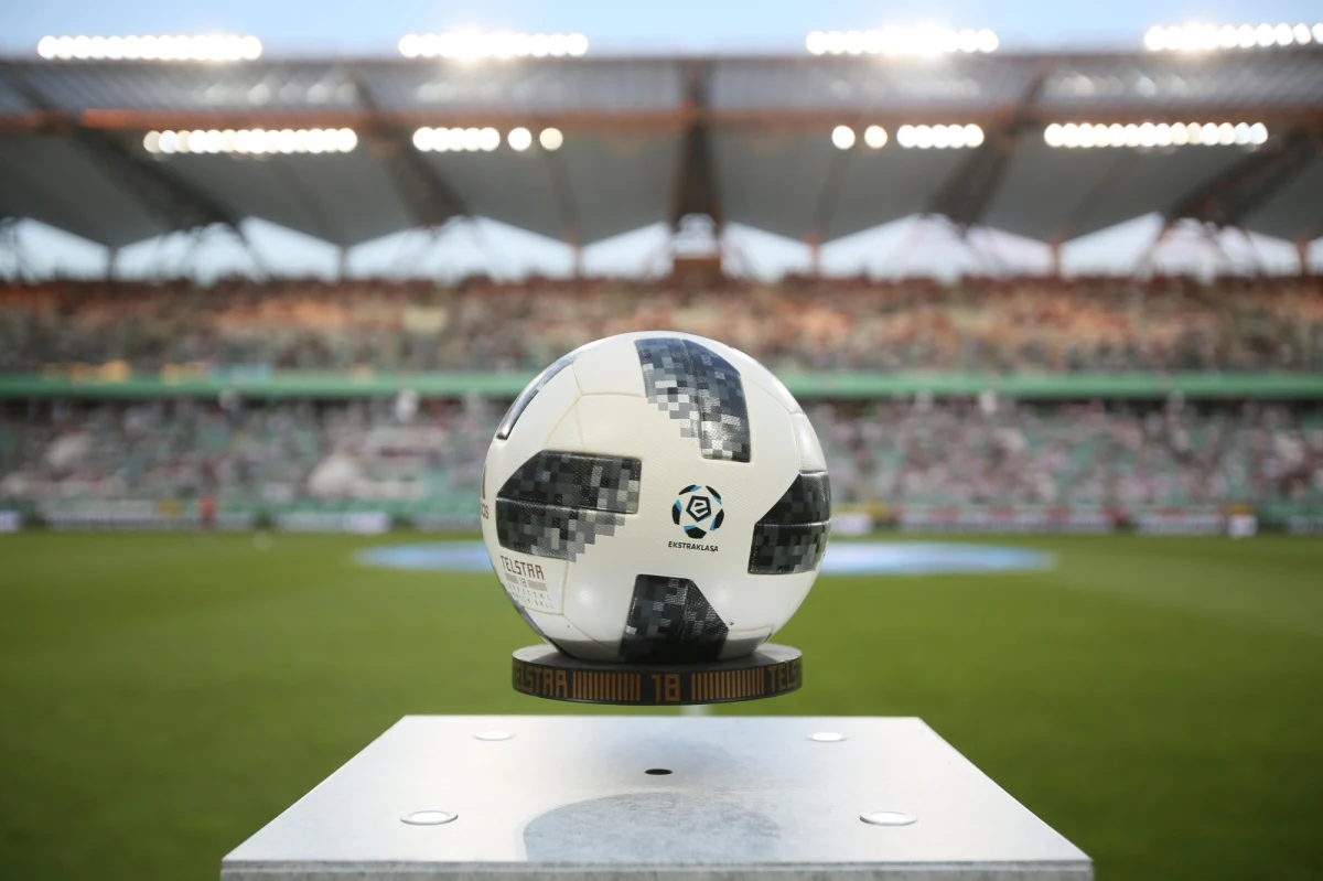 Kluby Ekstraklasa zimą głównie sprzedawały. Najwięcej na sprzedaży swoich zawodników zarobiła Legia, ale nie widać inwestycji wzmacniających skład. Wiele zmian jest także w Lechii Gdańsk czy Jagiellonii Białystok. W ostatnich tygodniach do Polski przyjechało sporo zagranicznych piłkarzy. Pytanie, czy będą pierwszoplanowymi postaciami ligowych rozgrywek.