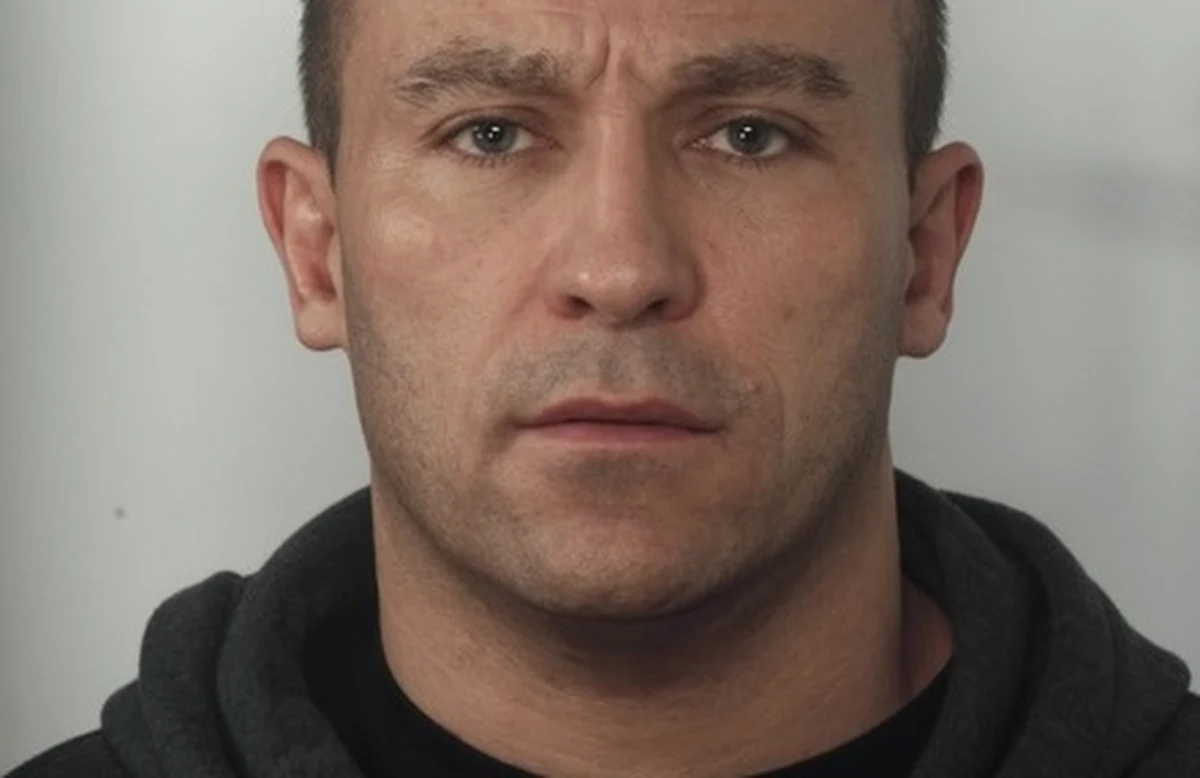 Wielkopolska policja udostępniła zdjęcie mężczyzny poszukiwanego w związku ze śmiertelnym pobiciem zapaśnika Dominika Sikory. To 42-letni Olgierd Michalski. 