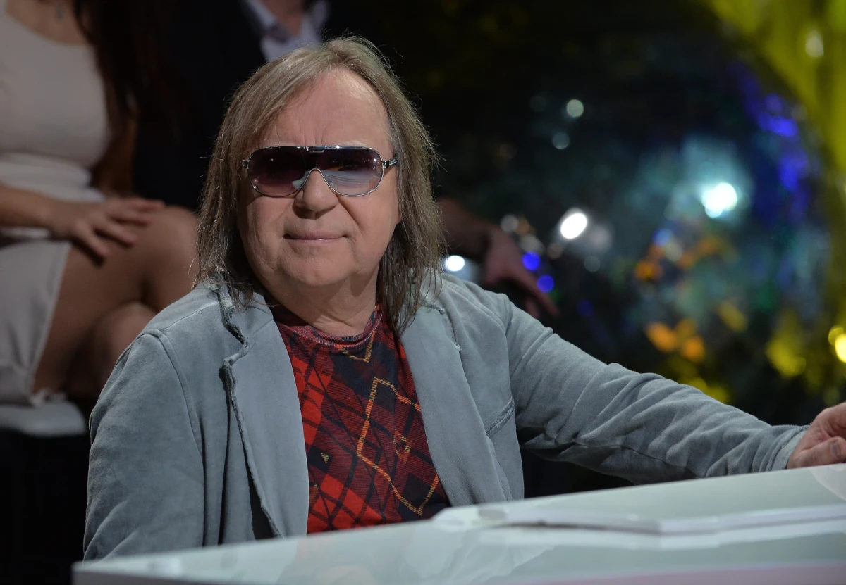 "Jeszcze wczoraj w szpitalu z mojego telefonu puszczałem mu jego nowe piosenki, w czasie nagrań których byliśmy. Dzisiaj w nocy do kolegów zadzwoniłem, żeby nie przyjeżdżali nagrywać gitar, bo nie ma już Romka" - wspomina Mieczysław Jurecki z Budki Suflera. Dziś w nocy zmarł jeden z twórców zespołu - Romuald Lipko. Miał 69 lat. Kompozytor, multiinstrumentalista, autor wielu polskich przebojów zmagał się z chorobą nowotworową.