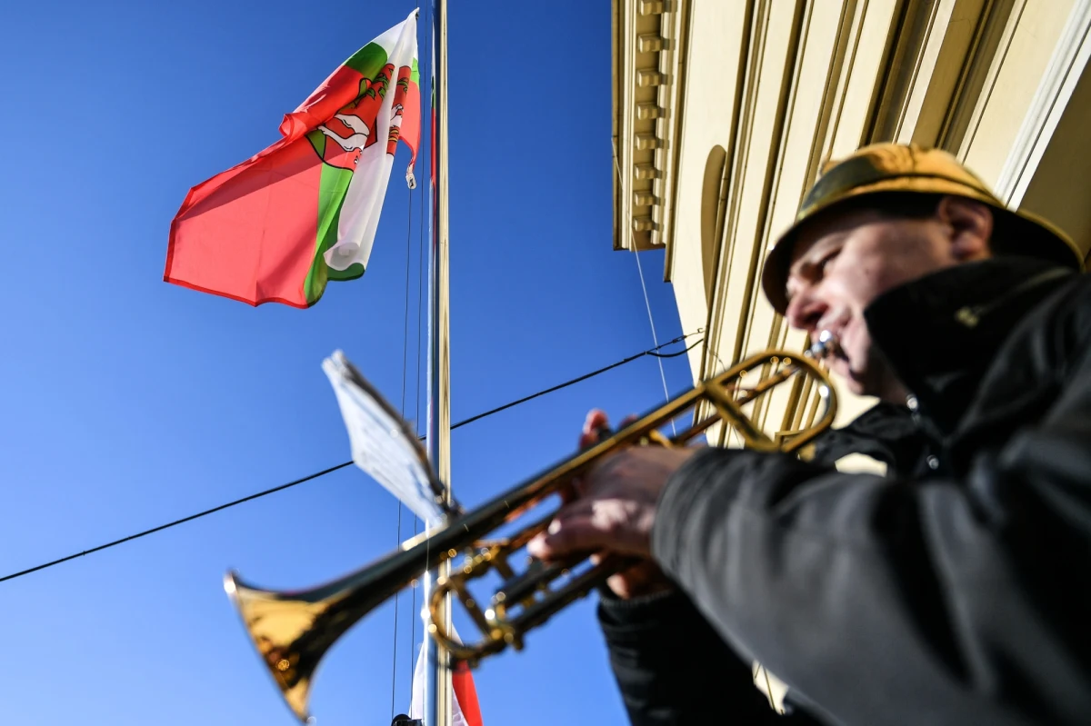 Odchodzi osoba niezwykle zasłużona dla lubelskiej kultury – powiedział prezydent Lublina Krzysztof Żuk o zmarłym liderze Budki Suflera Romualdzie Lipce. Na znak żałoby prezydent opuścił do połowy masztu flagę Lublina na ratuszu.
