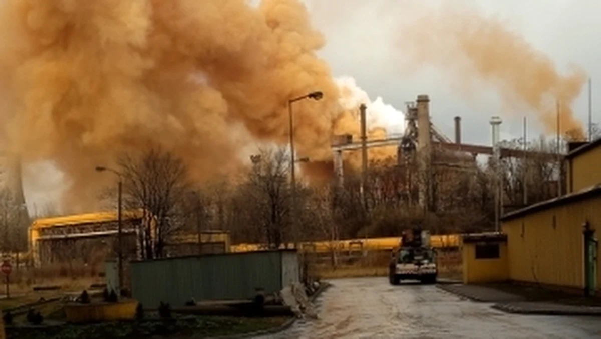 Awaria wielkiego pieca w hucie Arcelor Mittal w Dąbowie Górniczej. Kłęby brązowego dymu unosiły się nad miastem i były widoczne z dużej odległości.