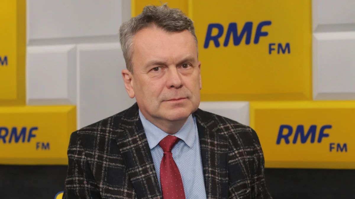 "Młodzi ludzie zderzają się ze światem, on się zmienia. (...) Kiedyś świat był dużo prostszy i dużo łatwiej było żyć niż w tej chwili. To ma wiele wymiarów - to ma wymiar mediów społecznościowych, gdzie trzeba się pokazywać, istnieć (...) codziennie. To presja na pokazywanie tego, co się osiągnęło. To rankingi w szkołach, wymogi, które są czasami nie do przejścia. Mamy młodzież, która jest ambitna i chce temu sprostać, a często jest to nie do sprostania" - mówi w Popołudniowej rozmowie w RMF FM rzecznik prasowy Polskiego Towarzystwa Psychiatrycznego Sławomir Murawiec pytany o to, dlaczego tak wielu młodych ludzi ma problemy natury psychicznej. 