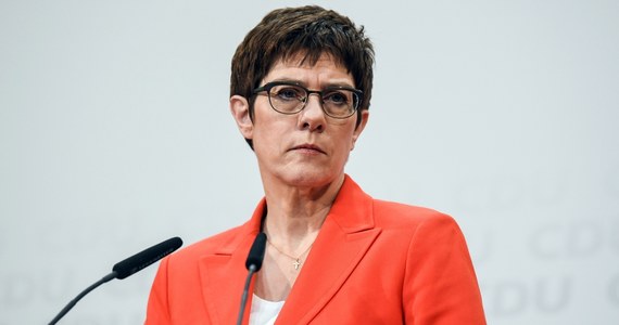 Szefowa CDU Annegret Kramp-Karrenbauer nie radzi sobie ze zdyscyplinowaniem swej partii w Turyngii po wyborze premiera tego landu, który zdobył mandat dzięki głosom nacjonalistycznej AfD - ocenia Reuters. Dziś chadecy z Turyngii odmówili poparcia nowych wyborów.