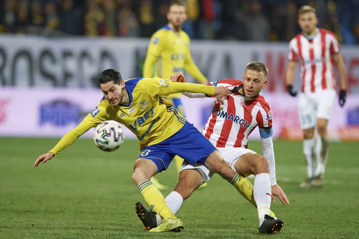 Piłkarze Ekstraklasy wznowili rozgrywki po zimowej przerwie. W piątek odbyły się dwa mecze 21. Kolejki. Cracovia pokonała na wyjeździe walczącą o utrzymanie Arkę Gdynia 1:0 i została liderem, natomiast Śląsk zremisował we Wrocławiu z Lechią Gdańsk 2:2.
