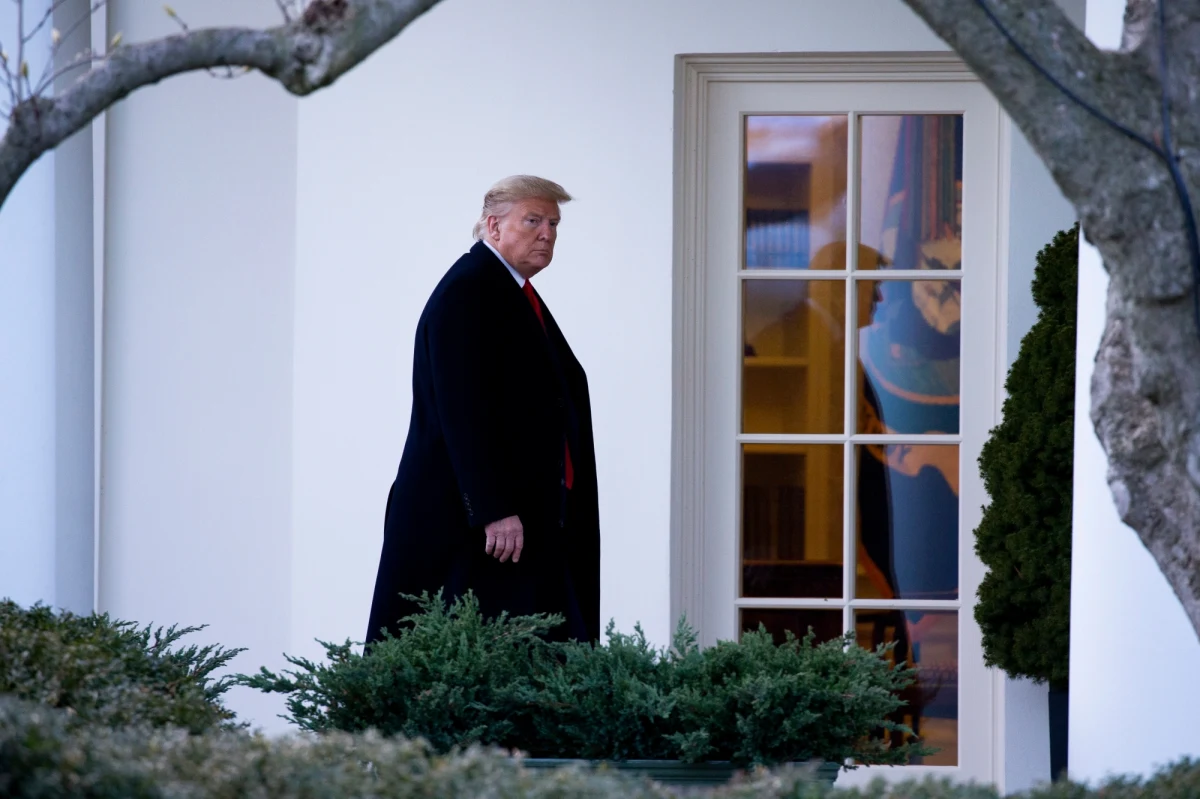 Prezydent USA Donald Trump zdymisjonował ambasadora USA w UE Gordona Sondlanda, który zeznawał podczas procedury impeachmentu w Kongresie. Wcześniej stanowisko stracił ppłk Alexander Vindman, który pracował w Radzie Bezpieczeństwa Narodowego Białego Domu.