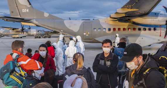 Nie stwierdzono koronawirusa u pięciorga osób, które w sobotę przyleciały do Warszawy z Chin na pokładzie samolotów brazylijskich sił powietrznych. To wstępne wyniki badań 
próbek pobranych od czterech Polaków i jednej Chinki - dowiedział się reporter RMF FM. 