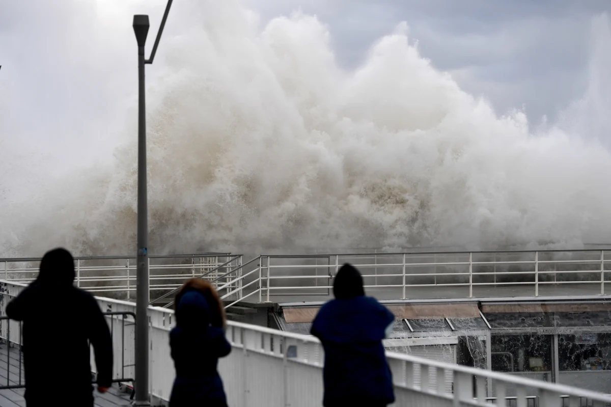 Synoptycy ostrzegają przed porywistym wiatrem na południu i na północy Polski. IMGW wydał strzeżenia drugiego i trzeciego stopnia. Chodzi m.in. o Podkarpacie, Opolszczyznę, Śląsk, Małopolskę, Świętokrzyskie, woj. dolnośląskie oraz Pomorze. 
