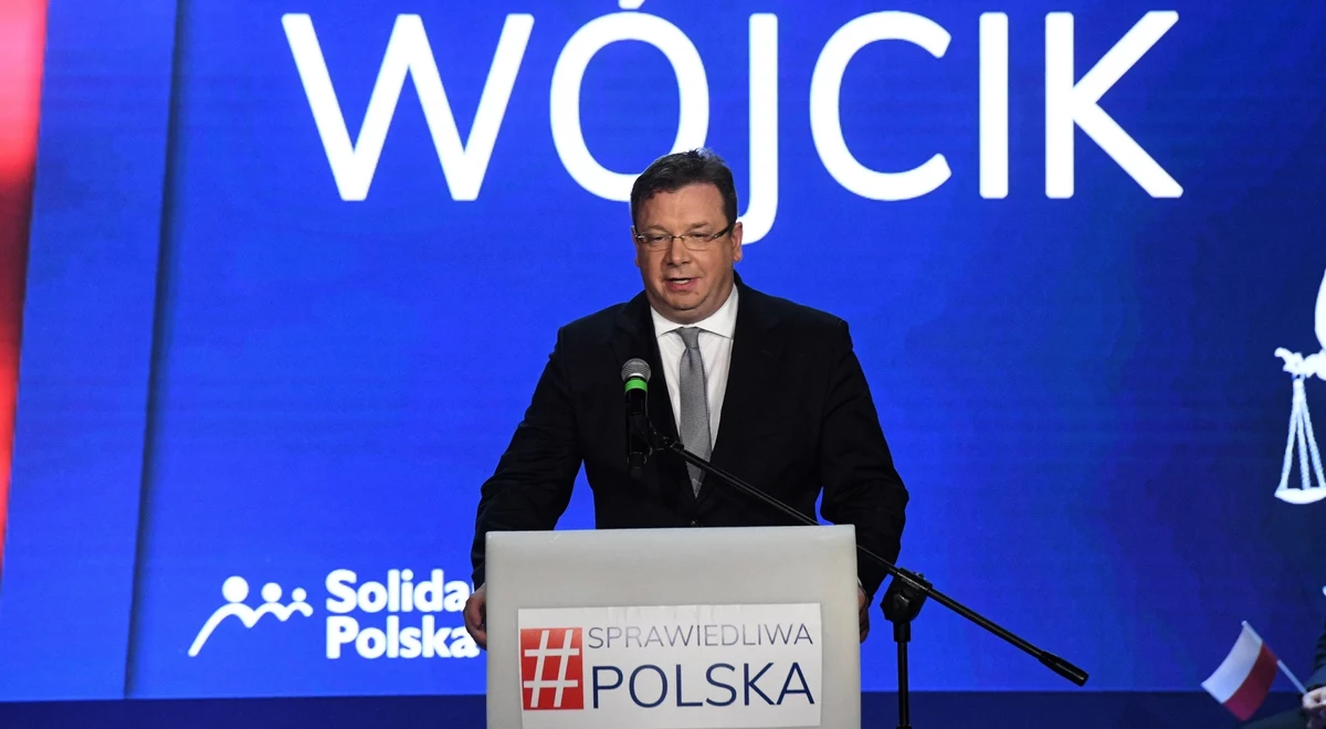 Ministerstwo sprawiedliwości zapowiada konsultacje z koalicjantami ws. kolejnych zmian w sądownictwie. Polityk Solidarnej Polski, wiceminister sprawiedliwości Michał Wójcik informuje, że w resorcie trwają prace nad nowymi przepisami. Mają one dotyczyć m.in. wprowadzenia sędziów pokoju.