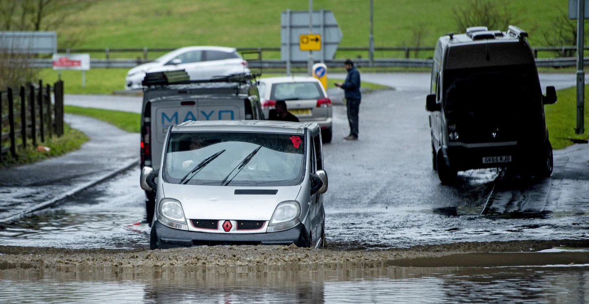 Dziesiątki odwołanych lotów, ograniczony ruch pociągów, ostrzeżenia przed podtopieniami, przełożone imprezy sportowe - to skutki przechodzącego przez Wyspy Brytyjskie sztormu Ciara. Wydane przez meteorologów alerty pogodowe będą obowiązywać co najmniej do północny w niedzielę.