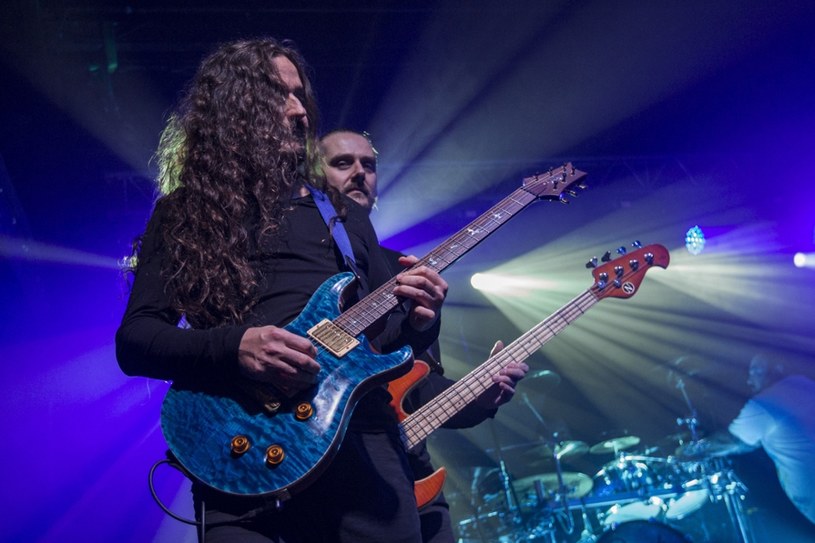 Po ponad trzech latach koncertowej współpracy zespół Riverside na stałe zaprosił do składu gitarzystę Macieja Mellera. To oznacza, że warszawska grupa ponownie stała się kwartetem.